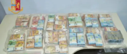 Beccati in autostrada con denaro e armi nel camion, due denunciati a Scilla