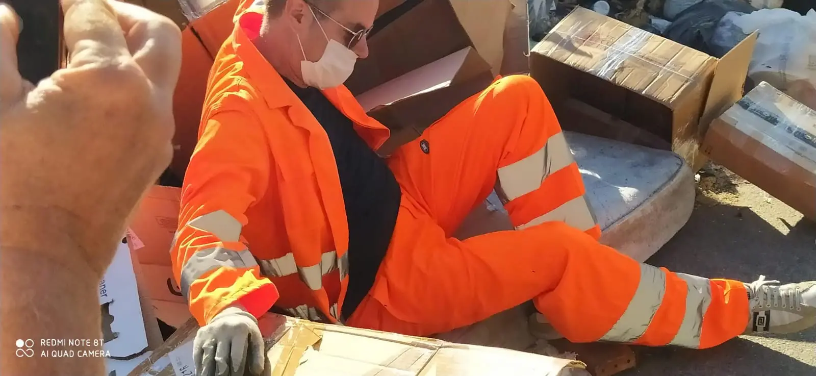 Elezioni Reggio Calabria, Klaus Davi torna a Ciccarello e San Sperato e s'immerge nei rifiuti