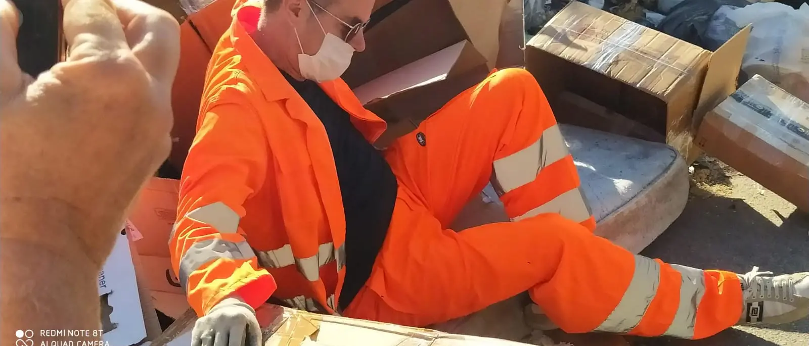 Elezioni Reggio Calabria, Klaus Davi torna a Ciccarello e San Sperato e s'immerge nei rifiuti