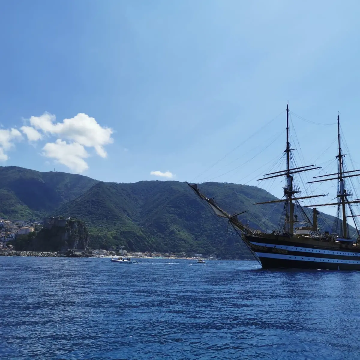 L'Amerigo Vespucci saluta Scilla e il passaggio regala incanto
