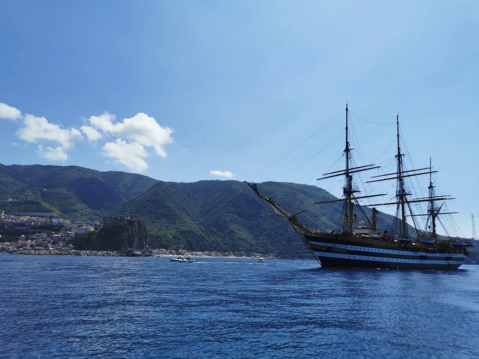 L'Amerigo Vespucci saluta Scilla e il passaggio regala incanto