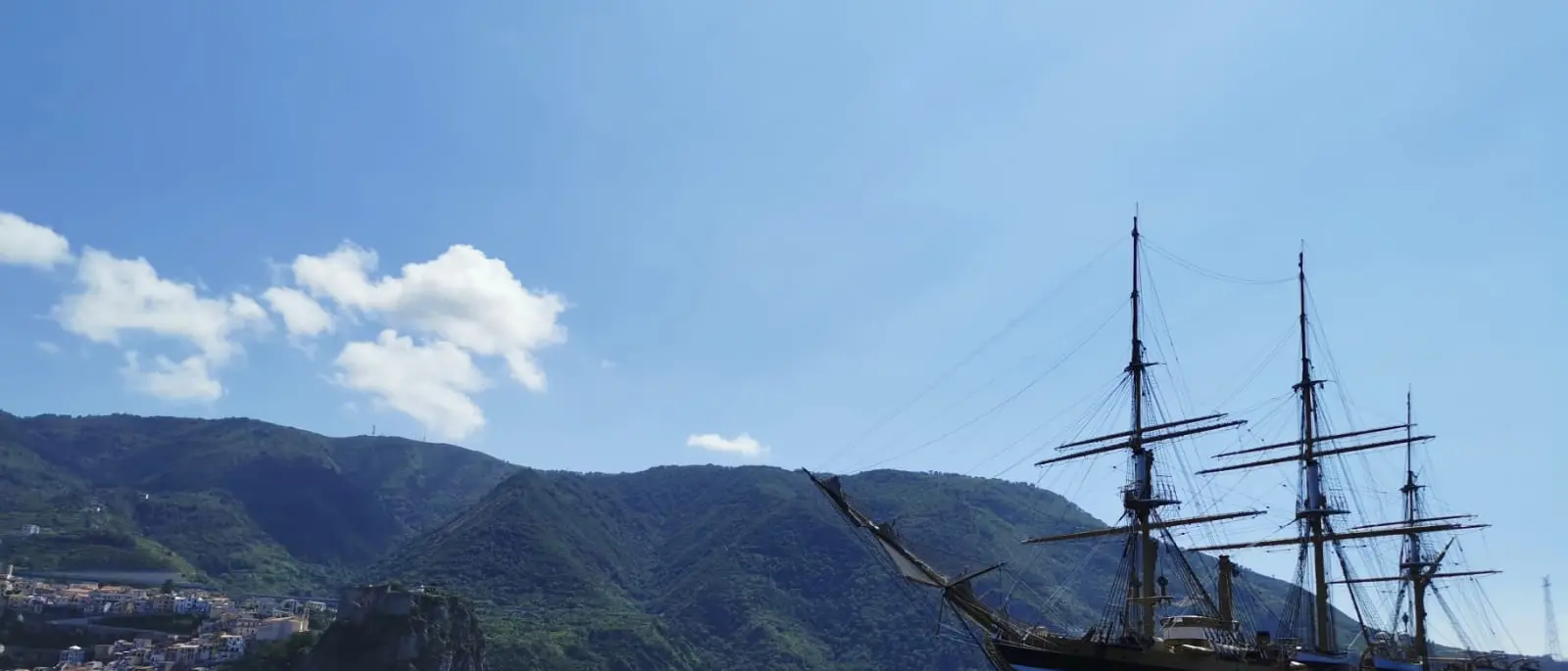 L'Amerigo Vespucci saluta Scilla e il passaggio regala incanto