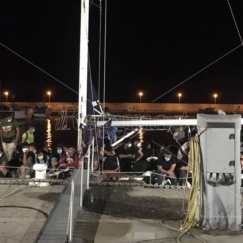 Roccella, l’ondata di sbarchi prosegue: nella notte più di 100 persone salvate