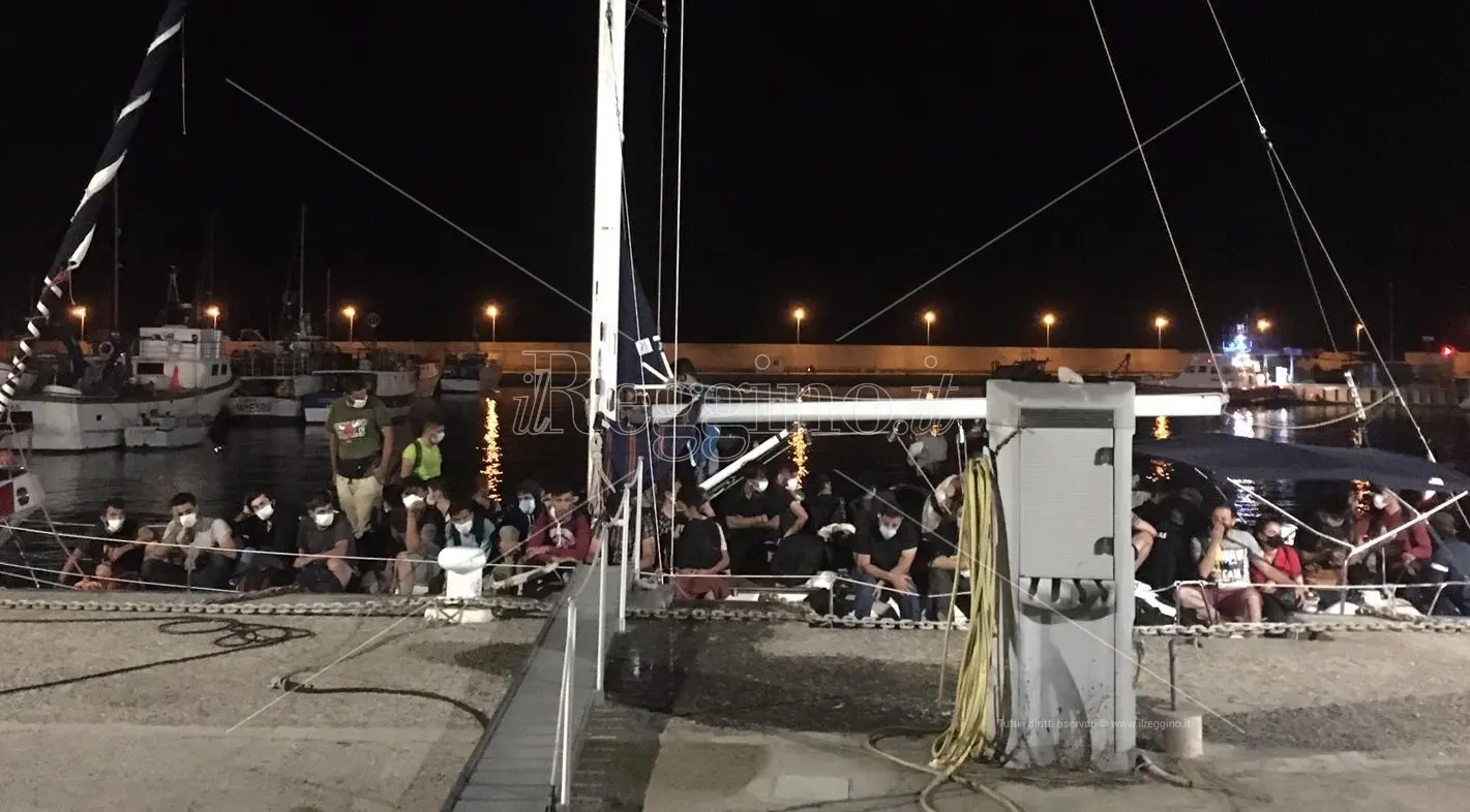 Roccella, l’ondata di sbarchi prosegue: nella notte più di 100 persone salvate