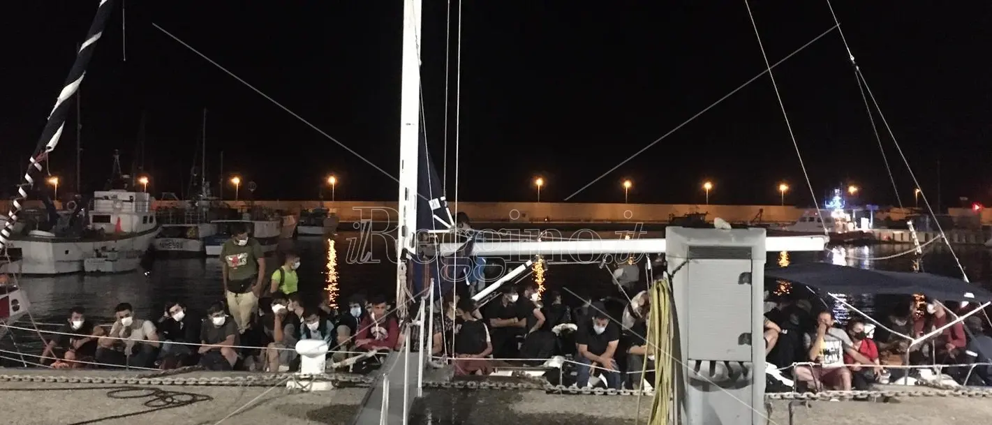Roccella, l’ondata di sbarchi prosegue: nella notte più di 100 persone salvate
