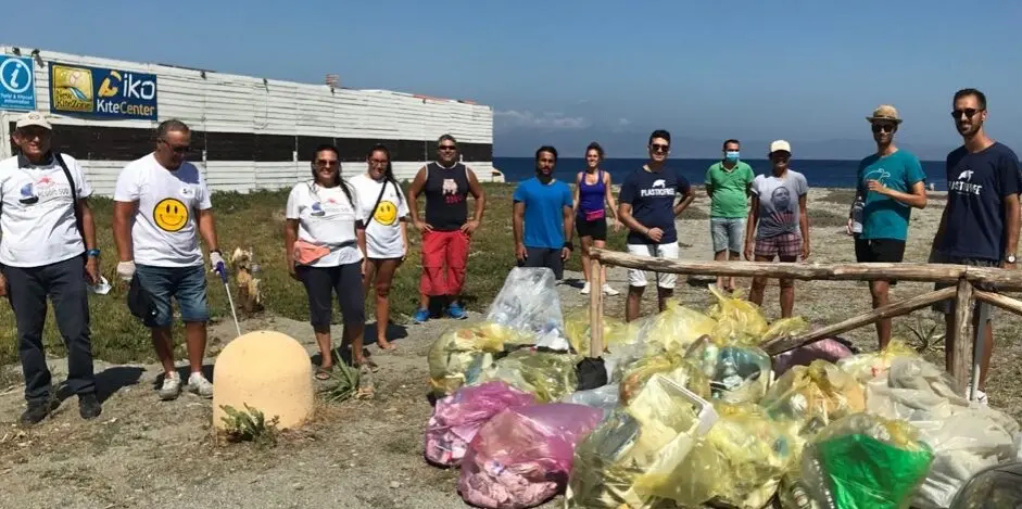 Reggio Calabria, giornata di sensibilizzazione all'ambiente: pulite le spiagge di Punta Pellaro e Bocale