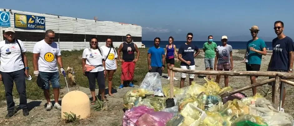 Reggio Calabria, giornata di sensibilizzazione all'ambiente: pulite le spiagge di Punta Pellaro e Bocale