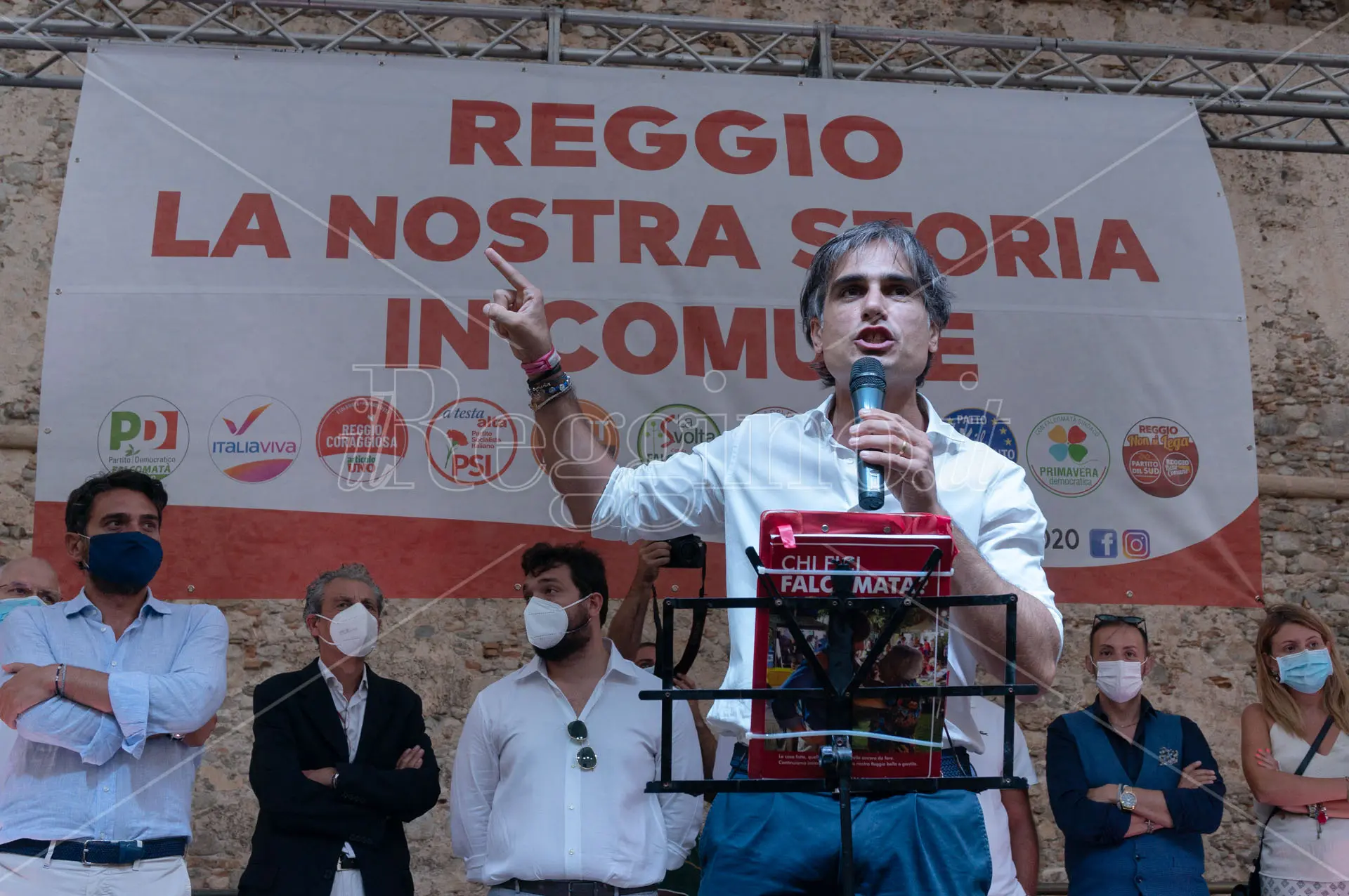 Elezioni comunali a Reggio Calabria, Falcomatà: «Striscioni dell'estrema destra? Sorrido»