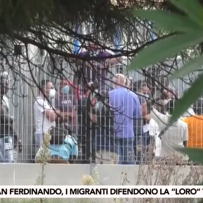 I migranti impediscono la rimozione di venti tende: tensioni a San Ferdinando