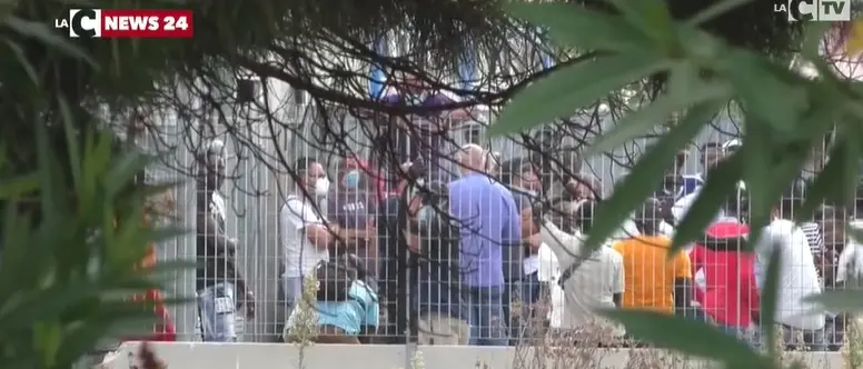 I migranti impediscono la rimozione di venti tende: tensioni a San Ferdinando