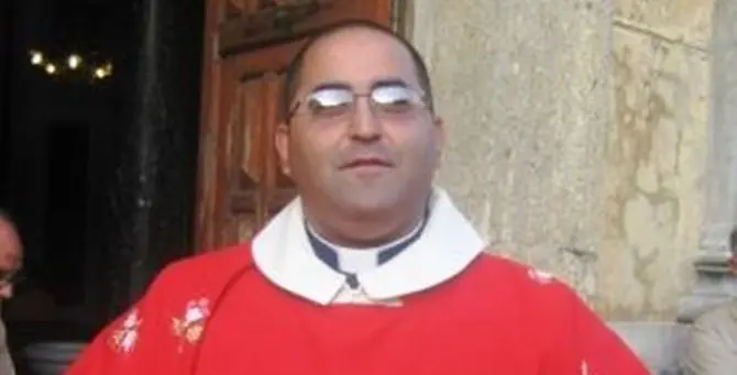 Sacerdote sorpreso in auto a compiere atti sessuali con tre minorenni: arrestato