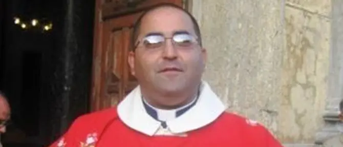 Sacerdote sorpreso in auto a compiere atti sessuali con tre minorenni: arrestato