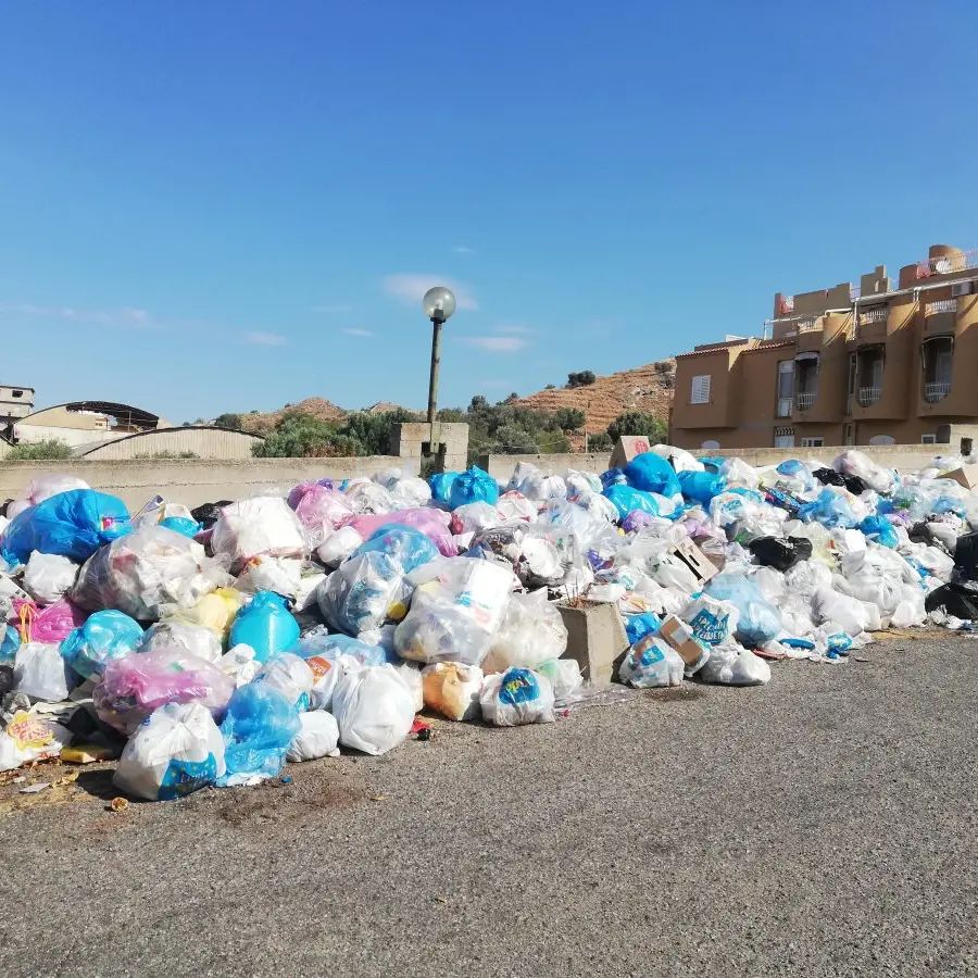 Rifiuti a San Gregorio, i cittadini presentano un esposto in Procura