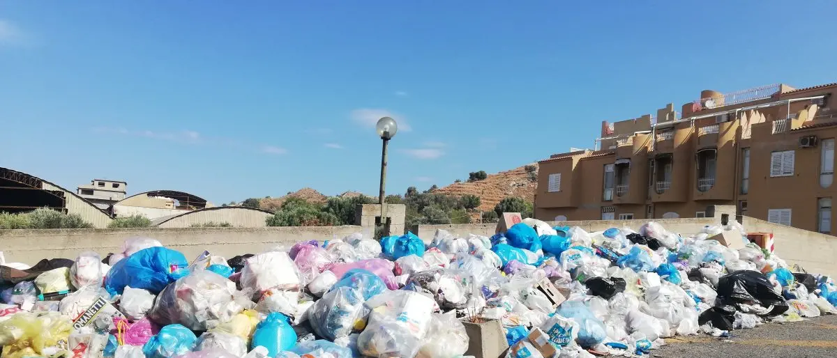 Rifiuti a San Gregorio, i cittadini presentano un esposto in Procura