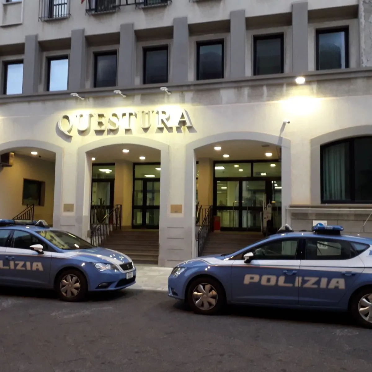 Rubano merce per 2500 euro, arrestati a Reggio due giovani per furto aggravato