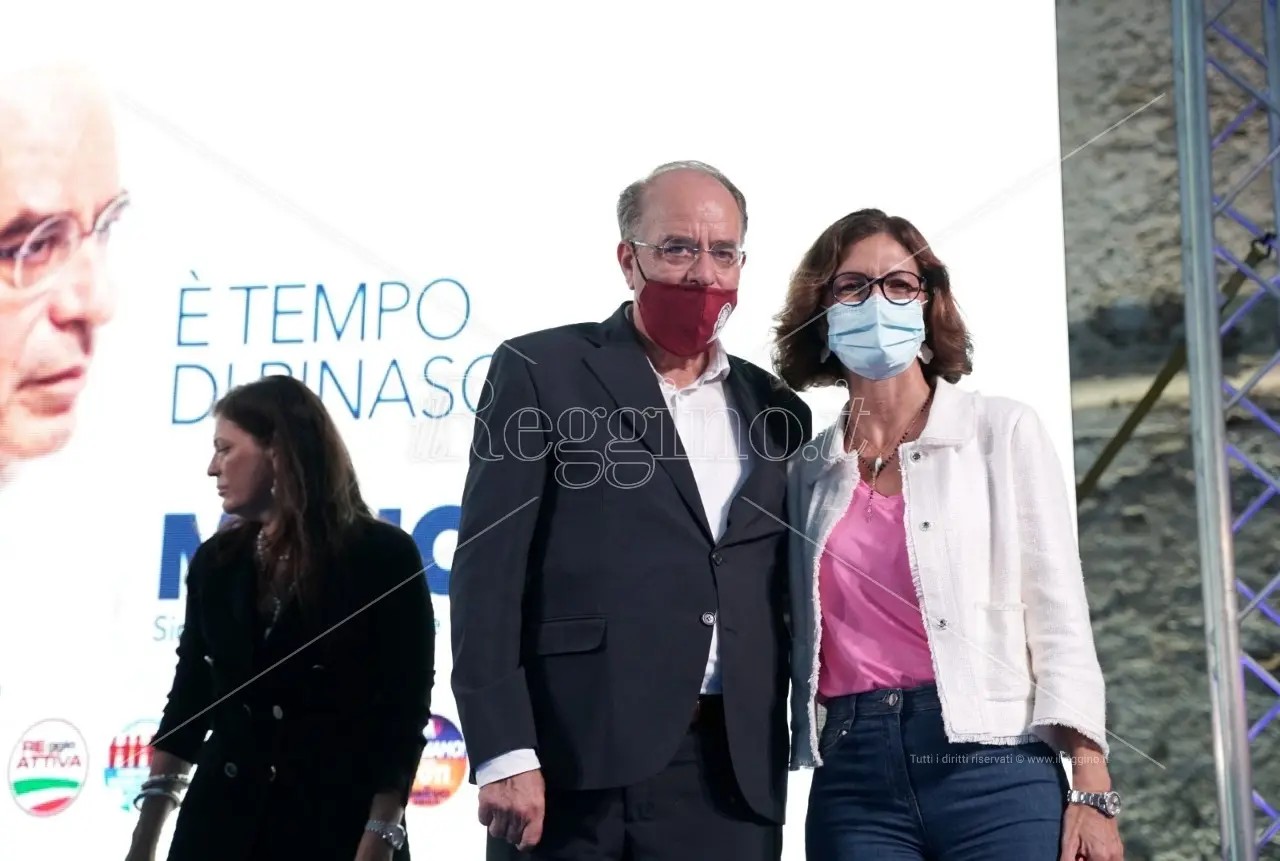 Gelmini suona la carica da piazza Castello: «Date un futuro a questa città votando per Minicuci»