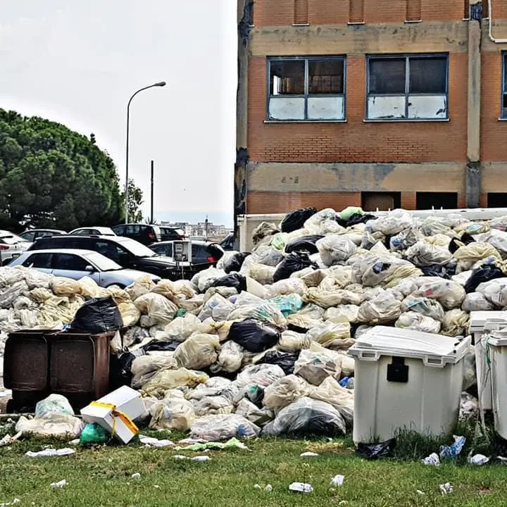 Locri, rifiuti in ospedale. Sainato: «Situazione inammissibile»