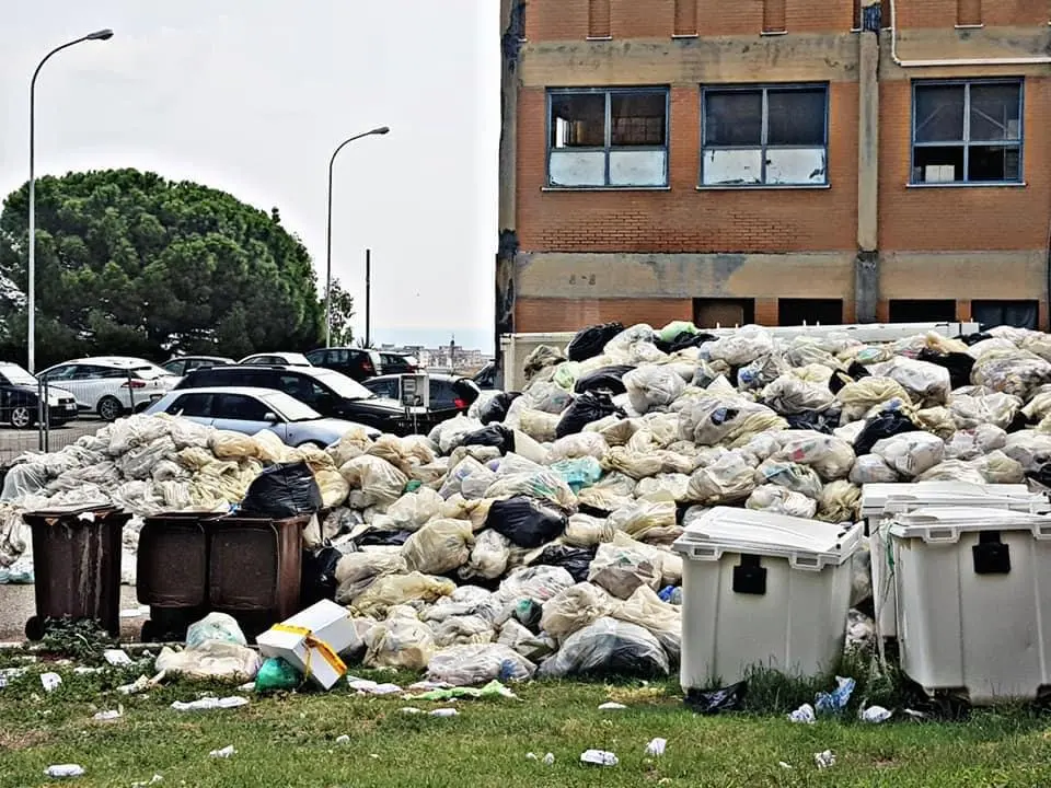 Locri, rifiuti in ospedale. Sainato: «Situazione inammissibile»