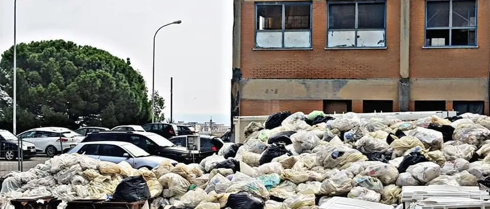 Locri, rifiuti in ospedale. Sainato: «Situazione inammissibile»