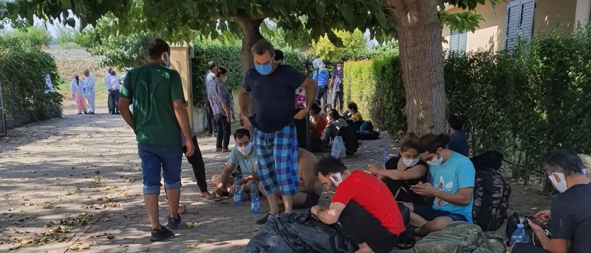 Coronavirus, 2 migranti positivi tra i 75 sbarcati ieri a Roccella Jonica