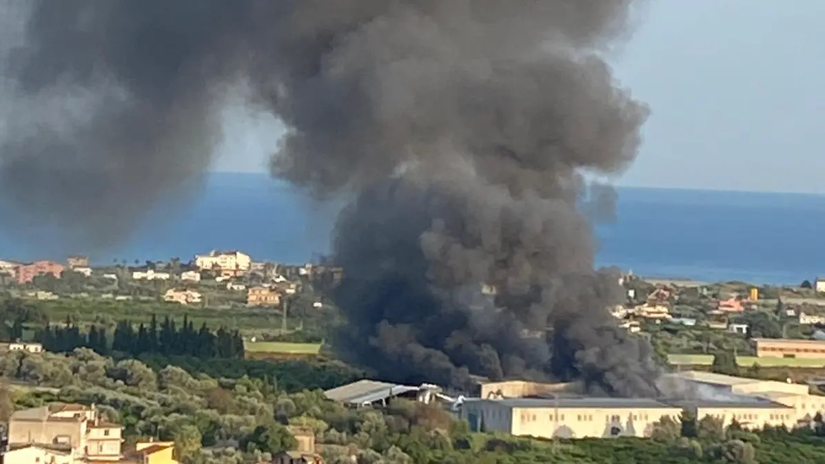 Incendio a Siderno, proseguono i rilievi dell'Arpacal dopo i primi risultati