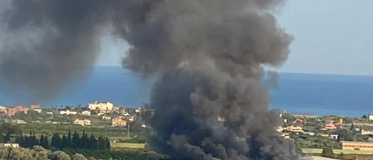 Incendio a Siderno, proseguono i rilievi dell'Arpacal dopo i primi risultati