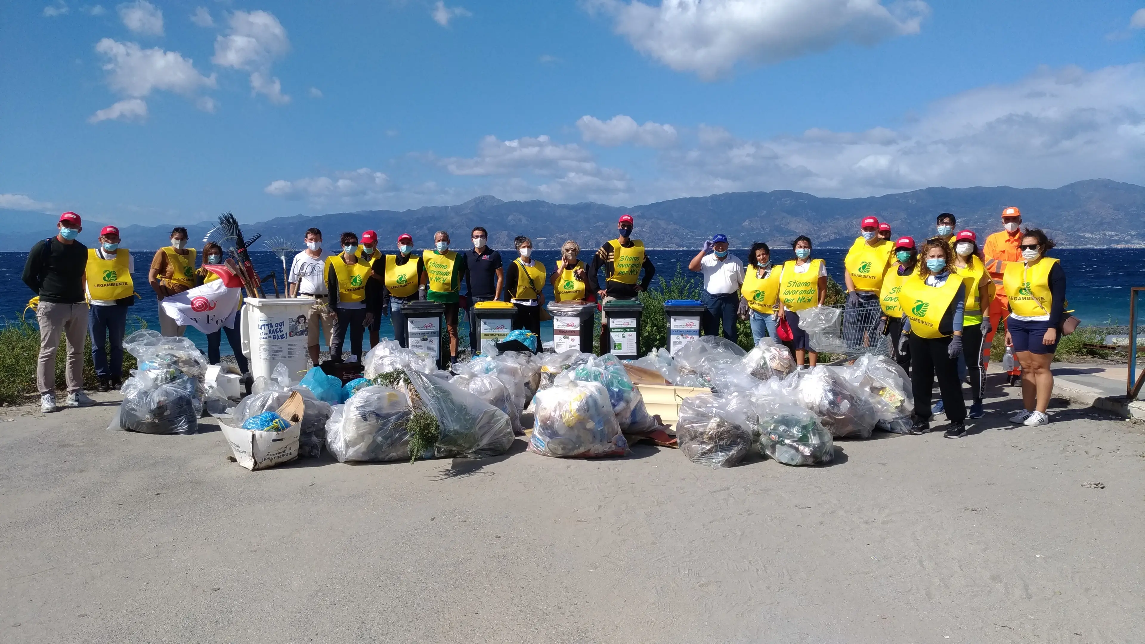 Reggio Calabria, l'area della Capannina ripulita dai volontari di Legambiente
