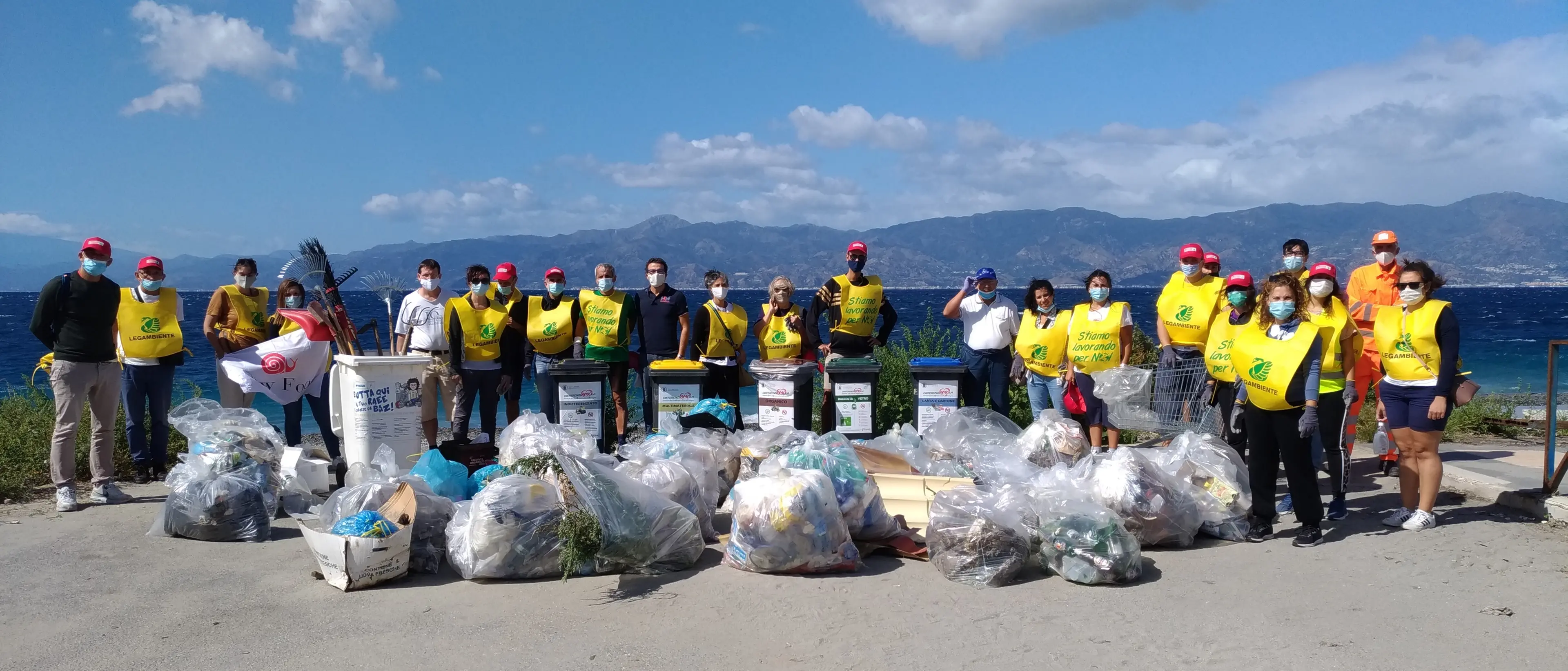 Reggio Calabria, l'area della Capannina ripulita dai volontari di Legambiente