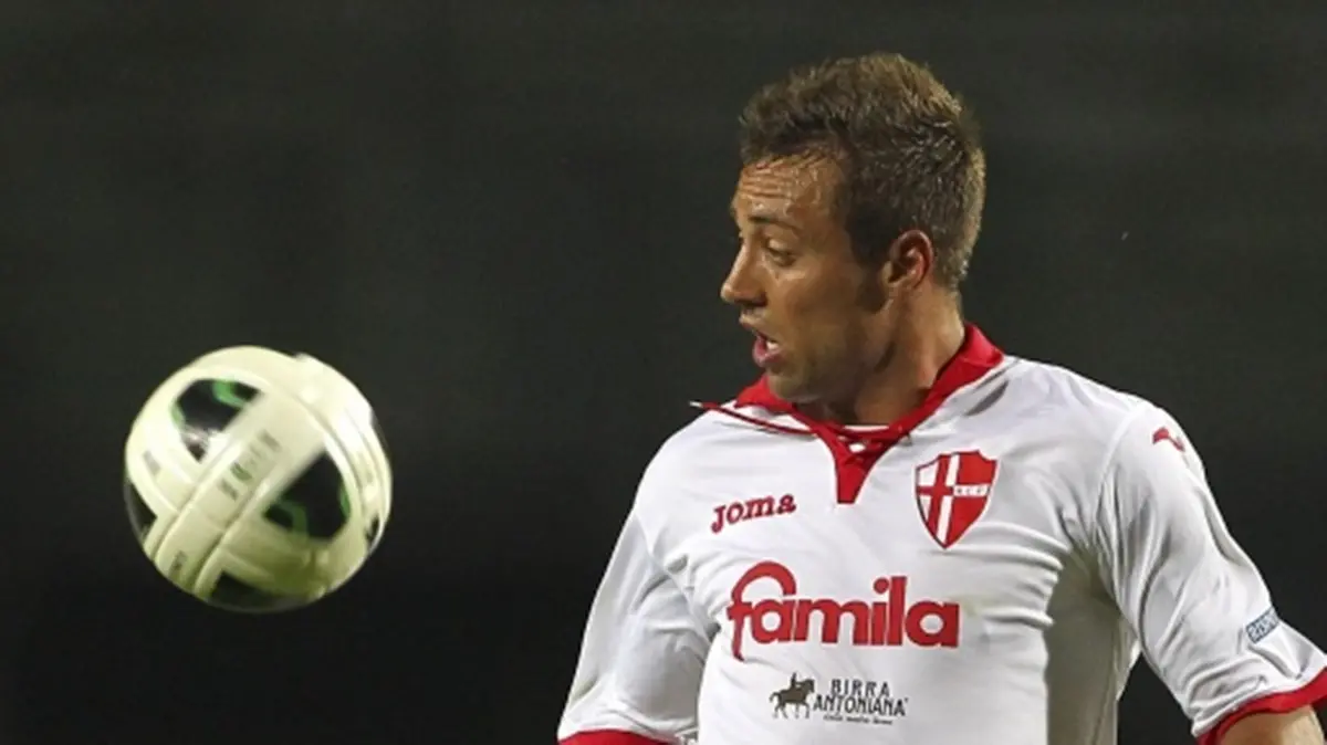 Calcio, il difensore Thiago Cionek è il nuovo acquisto della Reggina