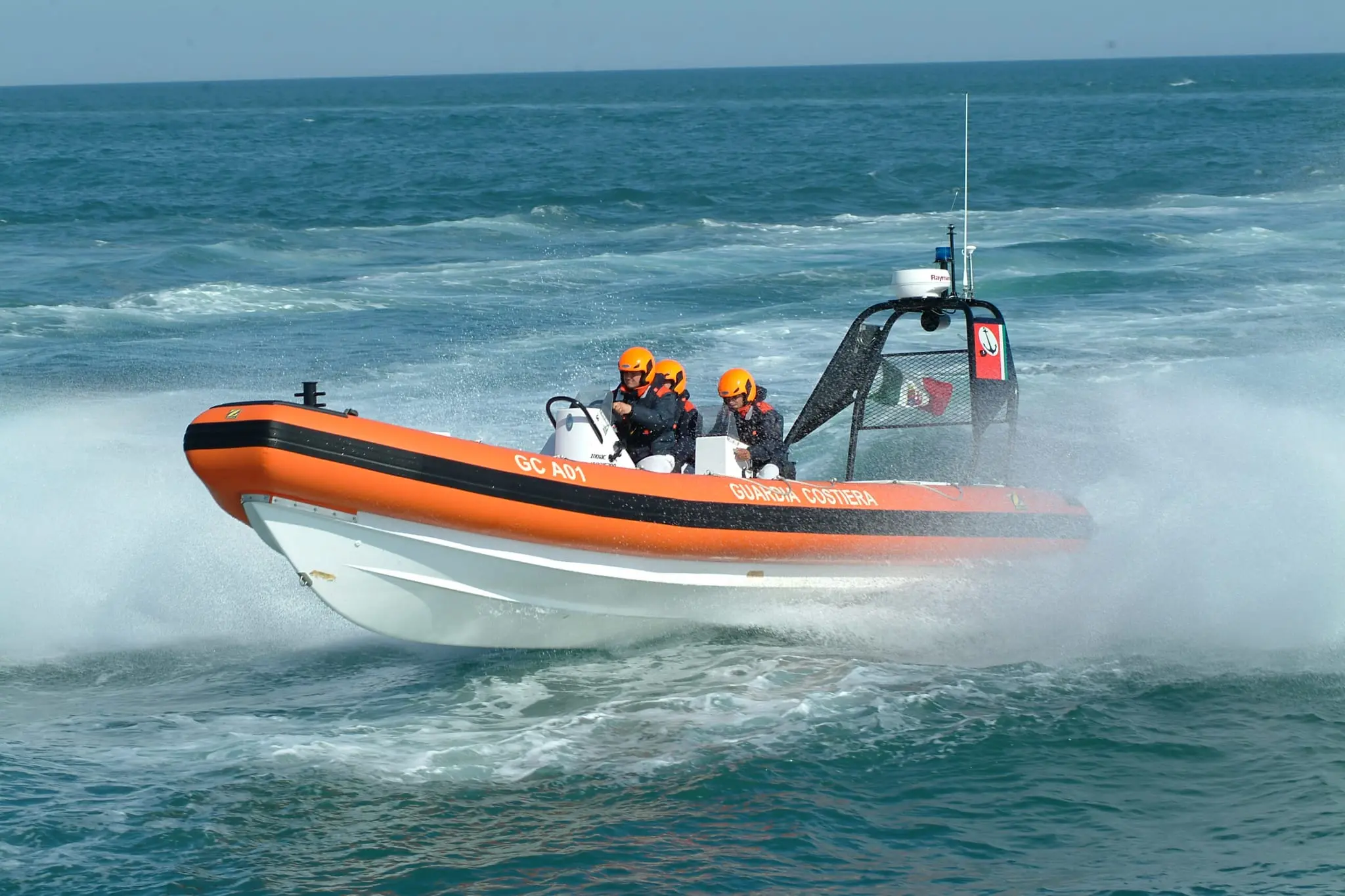 Scilla, pescavano con le bombole. La Guardia Costiera sequestra attrezzatura e pescato