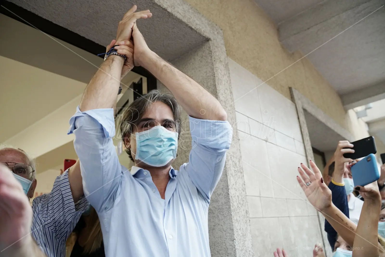 Falcomatà-bis, storia di un sindaco rieletto per l’assenza di alternative. Retroscena e rischi di un Comune appeso a un filo