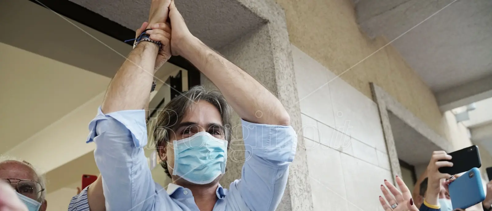 Falcomatà-bis, storia di un sindaco rieletto per l’assenza di alternative. Retroscena e rischi di un Comune appeso a un filo