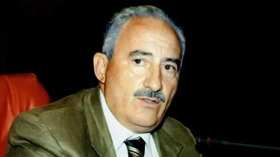 20060321 - REGGIO CALABRIA - CRO - FORTUGNO: ARRESTI; OMICIDIO IN AMBITO GUERRA MAFIA LOCRI ll vice presidente Francesco Fortugno in una seduta del Consiglio regionale della Calabria in un\\'immagine d\\'archivio. L\\' omicidio Fortugno e\\' maturato nella guerra di mafia tra i Cordi\\' ed i Cataldo per la supremazia nel \\'locale\\' di Locri. Tra i catturati c\\'e\\' Vincenzo Cordi\\', di 49 anni, capo dell\\' omonima cosca, figlio di Domenico Cordi\\', assassinato nel settembre del 1967 nella strage di piazza Mercato, a Locri, dalla quale scaturi\\' la guerra di mafia tra i Cordi\\' ed i Cataldo. Vincenzo Cordi\\' deve rispondere di associazione mafiosa. FRANCESCO CUFARI-ARCHIVIO / ANSA / DEF , ANSA 