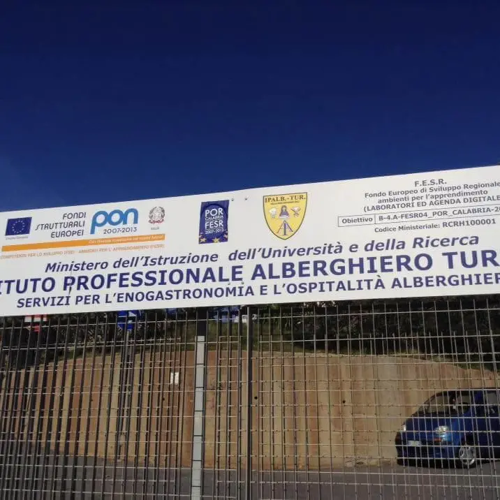Coronavirus a Villa San Giovanni, due casi positivi all'Alberghiero