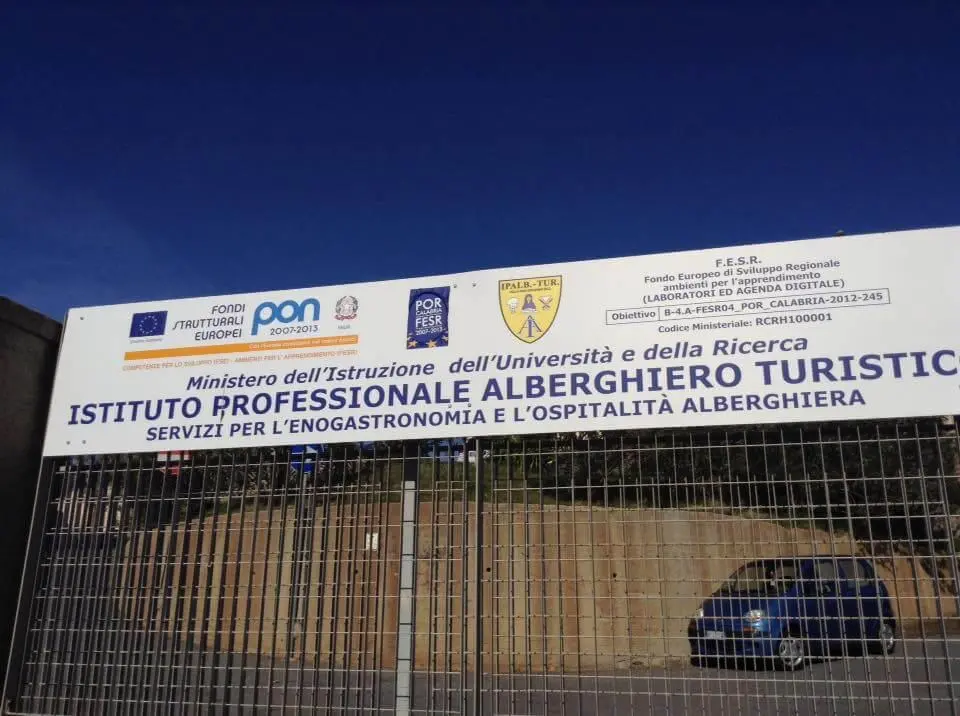 Coronavirus a Villa San Giovanni, due casi positivi all'Alberghiero