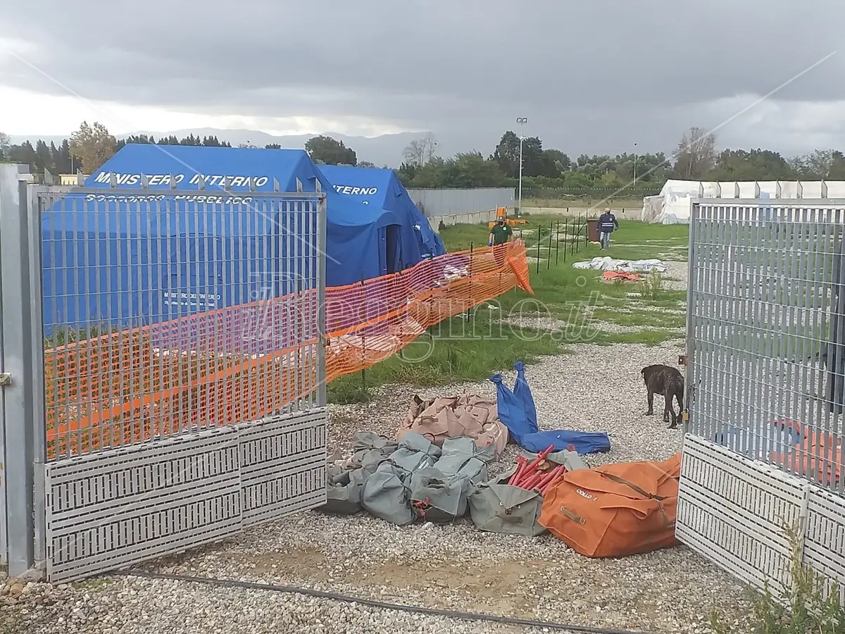 Caos tendopoli, nuovo positivo ma dopo gli incidenti stop ai tamponi