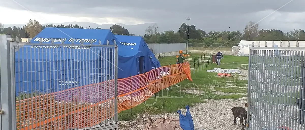 Caos tendopoli, nuovo positivo ma dopo gli incidenti stop ai tamponi