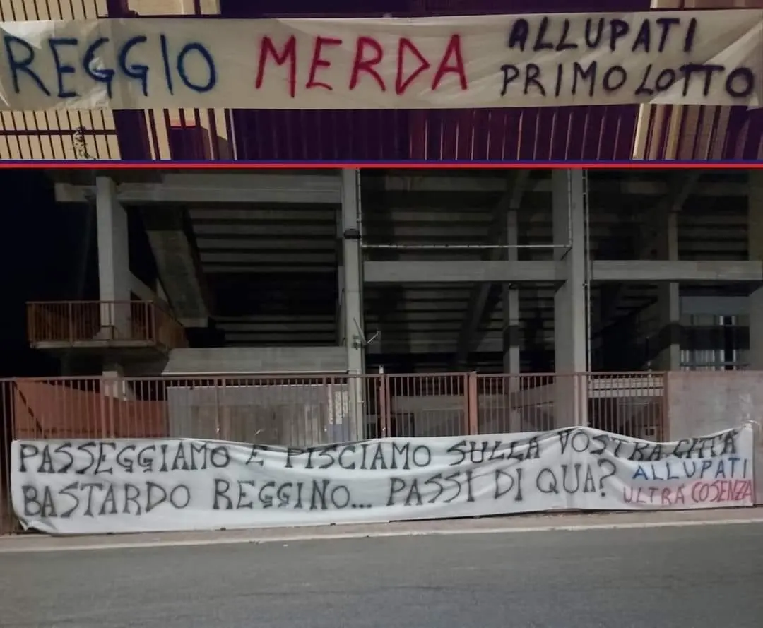 Reggina-Cosenza, striscioni offensivi al \"Granillo\". Falcomatà: «Non sono tifosi»