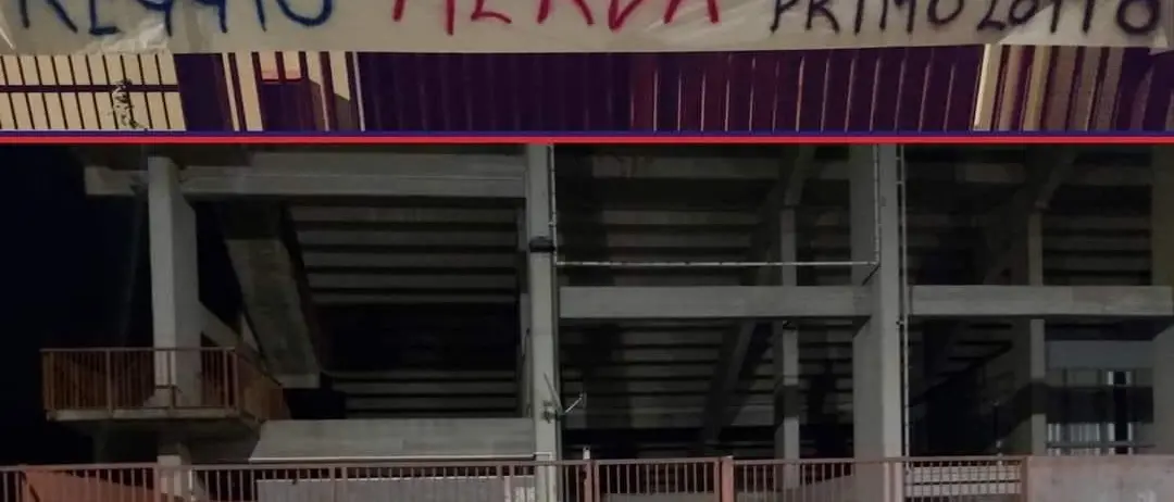 Reggina-Cosenza, striscioni offensivi al \"Granillo\". Falcomatà: «Non sono tifosi»