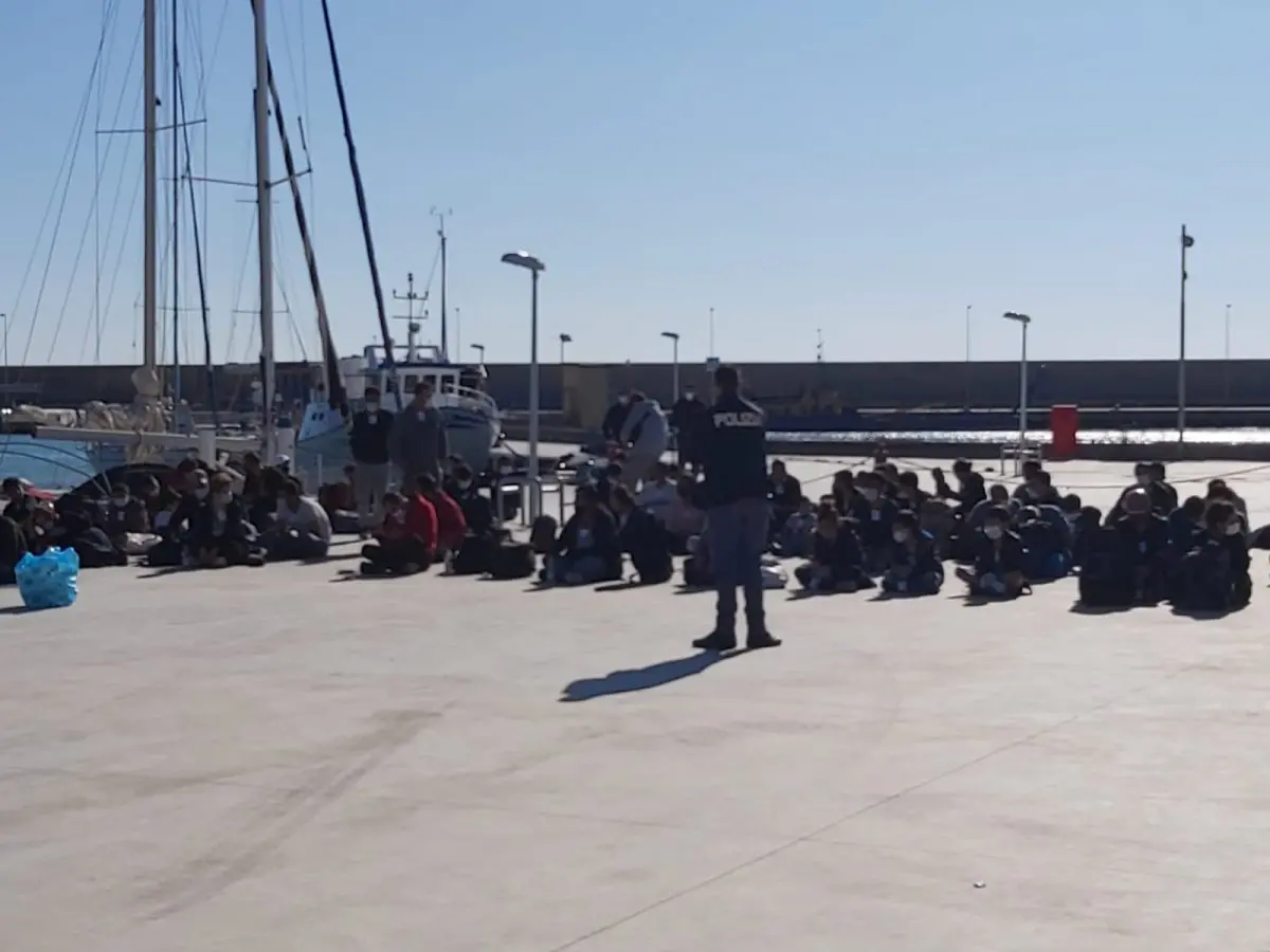 Roccella Ionica, in arrivo 80 migranti soccorsi al largo della costa