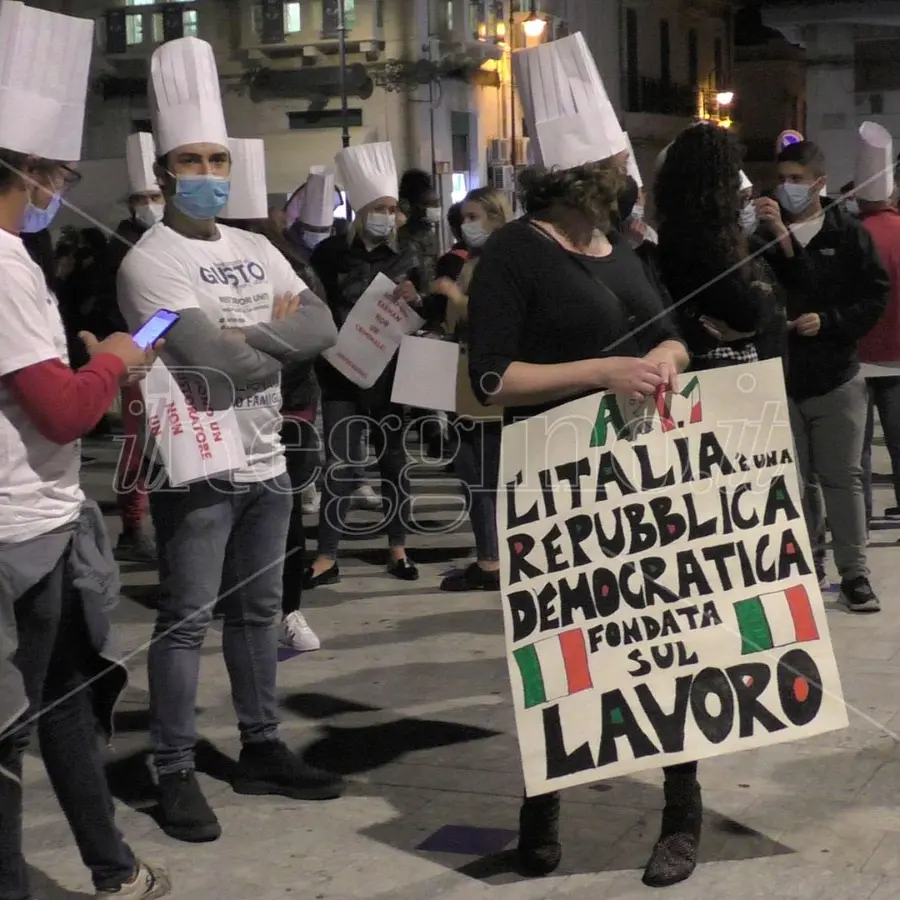 «Fermiamo il virus, non l'economia». Commercianti e artigiani in piazza a Reggio