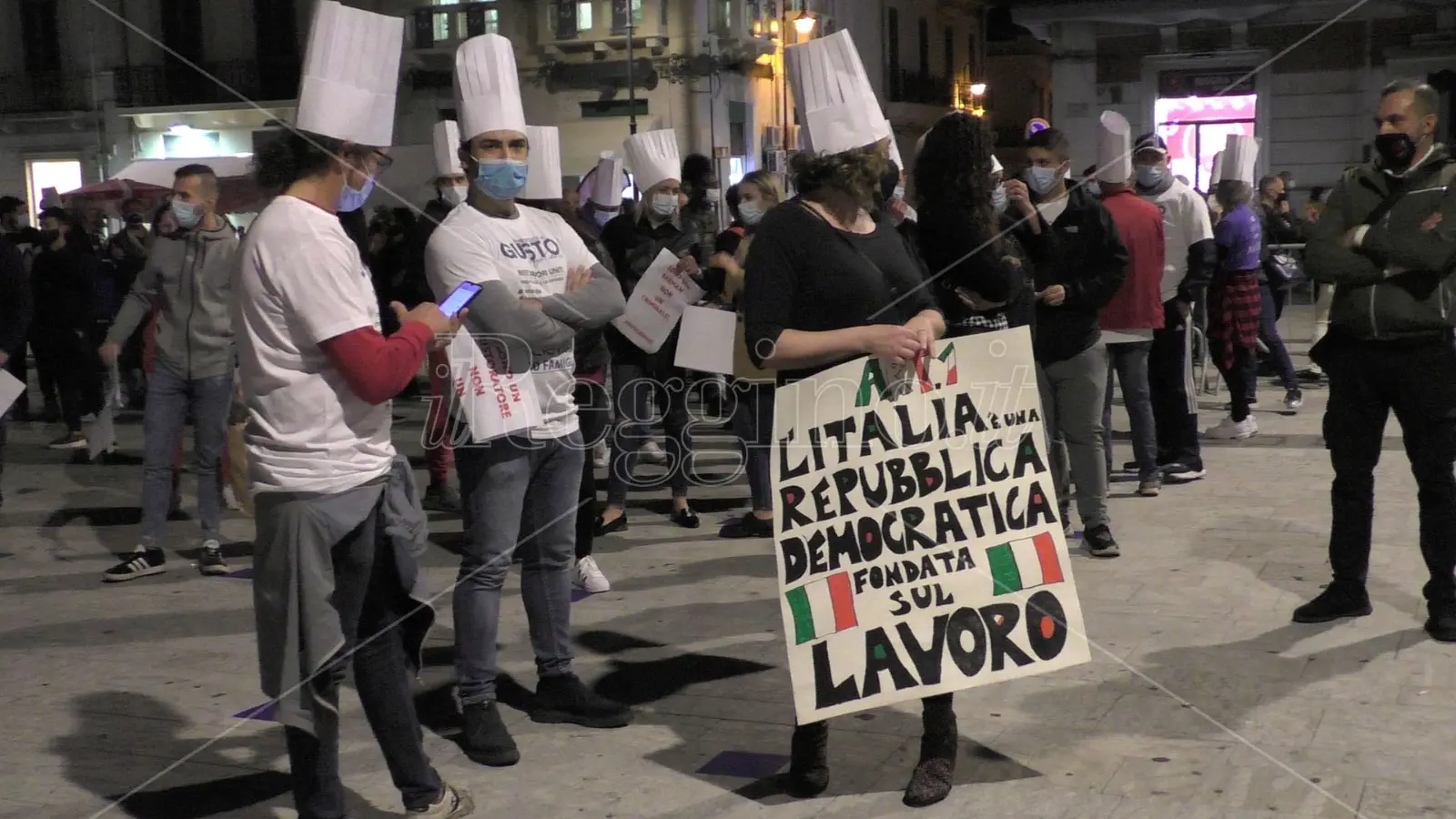 «Fermiamo il virus, non l'economia». Commercianti e artigiani in piazza a Reggio