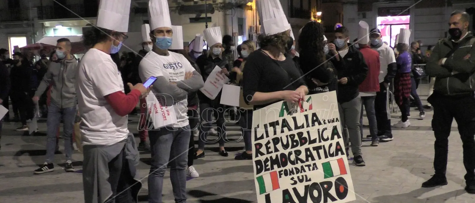 «Fermiamo il virus, non l'economia». Commercianti e artigiani in piazza a Reggio