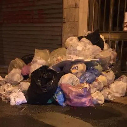 Rifiuti a San Brunello, la denuncia di un residente: «Spazzatura ad altezza d'uomo»