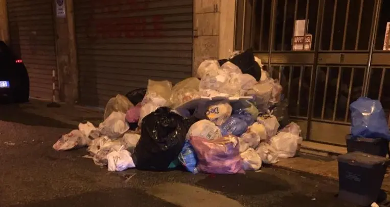 Rifiuti a San Brunello, la denuncia di un residente: «Spazzatura ad altezza d'uomo»