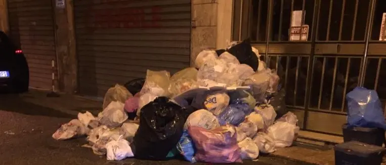 Rifiuti a San Brunello, la denuncia di un residente: «Spazzatura ad altezza d'uomo»