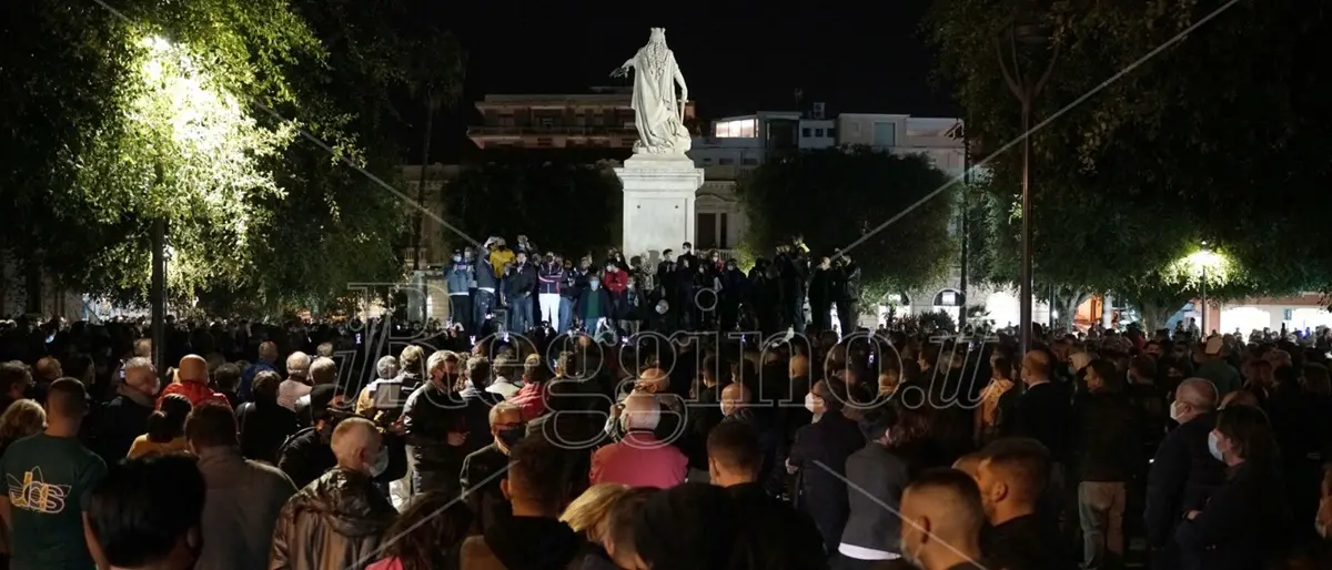 In migliaia alla manifestazione di protesta a Reggio Calabria contro la zona rossa - FOTOGALLERY