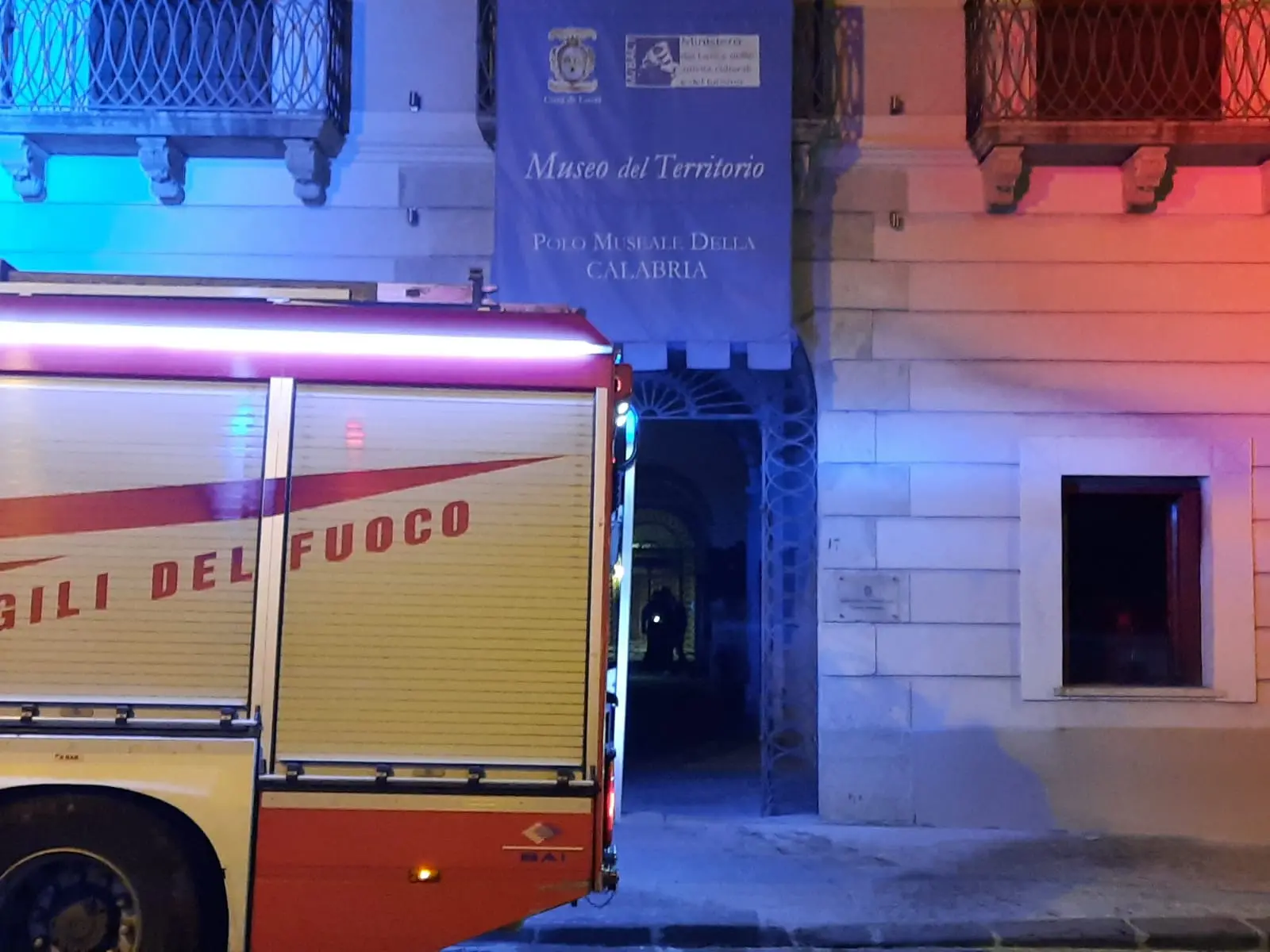 Incendio alla biblioteca di Locri, Calabrese: «Non doloso. Supereremo anche questa»