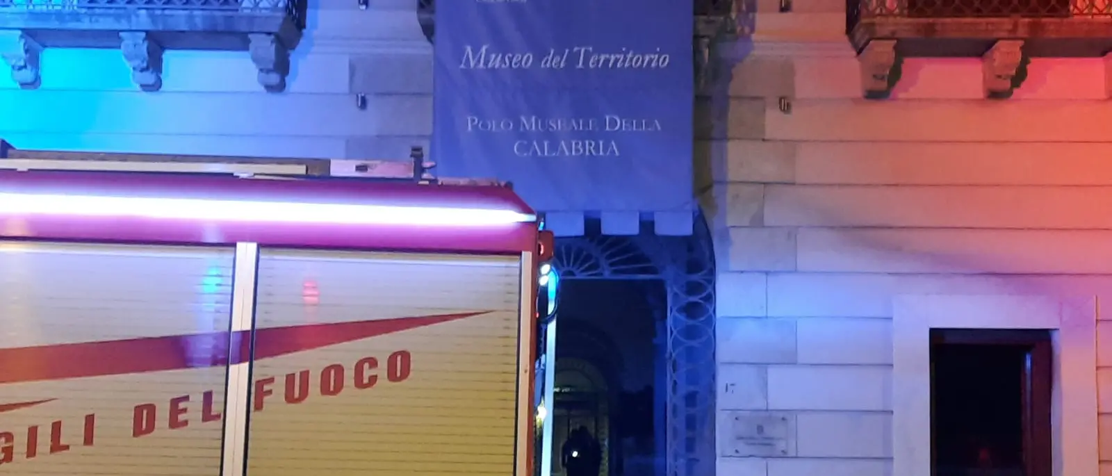 Incendio alla biblioteca di Locri, Calabrese: «Non doloso. Supereremo anche questa»