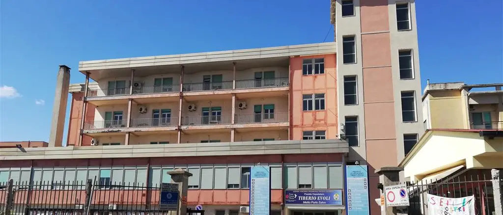 Ospedale Tiberio Evoli, i Sindaci dell’Area Grecanica scrivono all’Asp: «Servono interventi immediati»